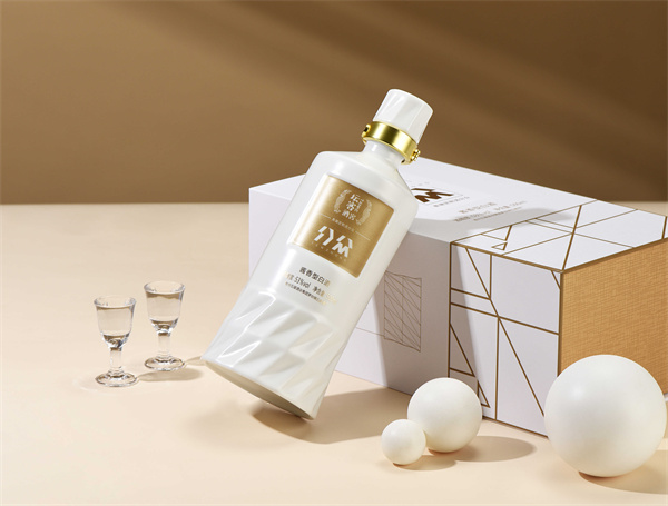 白酒加盟新选择：梵酱酒社如何通过会员制社交酒行与信任酒柜，打造新时代酒业创业模式？